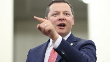 Олег Ляшко порушив таємницю голосування, продемонструвавши бюлетень на камери