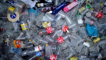 У Євросоюзі заборонили одноразовий пластиковий посуд із 2021 року