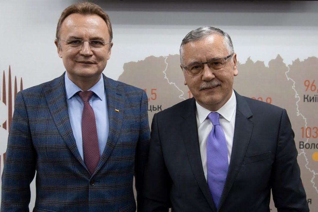 Бюлетень став коротшим: Садовий зняв свою кандидатуру на користь Гриценка