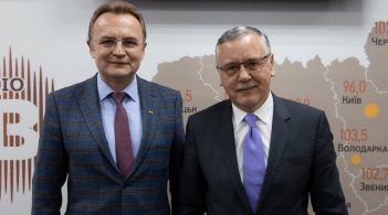 Бюлетень став коротшим: Садовий зняв свою кандидатуру на користь Гриценка