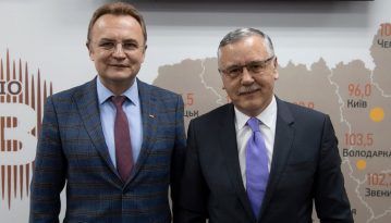 Бюлетень став коротшим: Садовий зняв свою кандидатуру на користь Гриценка