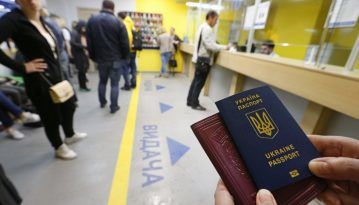 Українські закордонні паспорти оформили понад 140 тис. кримчан