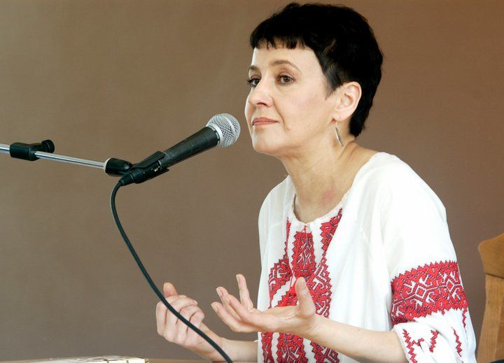 Оксана Забужко: «І тут я витягаю свій автомат Калашнікова й кажу: “Ах ви ж, курви! Вам пам’ять повідрубувало?”»