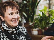 Оксана Забужко: «І тут я витягаю свій автомат Калашнікова й кажу: “Ах ви ж, курви! Вам пам’ять повідрубувало?”»