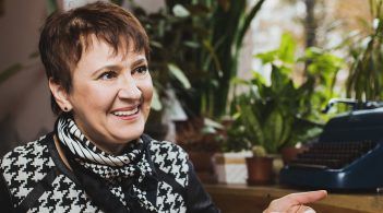 Оксана Забужко: «І тут я витягаю свій автомат Калашнікова й кажу: “Ах ви ж, курви! Вам пам’ять повідрубувало?”»