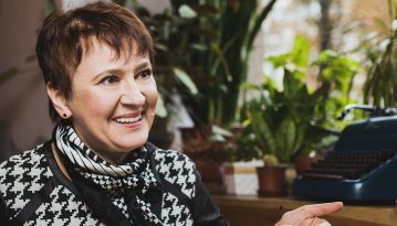 Оксана Забужко: «І тут я витягаю свій автомат Калашнікова й кажу: “Ах ви ж, курви! Вам пам’ять повідрубувало?”»