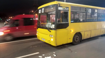У Києві біля метро "Дорогожичі" маршрутка на пішохідному переході збила трьох людей - потрібна допомога