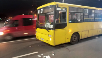 У Києві біля метро "Дорогожичі" маршрутка на пішохідному переході збила трьох людей - потрібна допомога