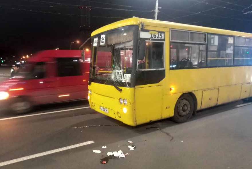 У Києві біля метро "Дорогожичі" маршрутка на пішохідному переході збила трьох людей - потрібна допомога