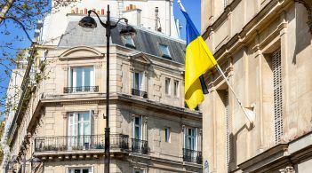 У Парижі українці мали можливість проголосувати на президентських виборах. Як це відбувалося та які були настрої у виборців