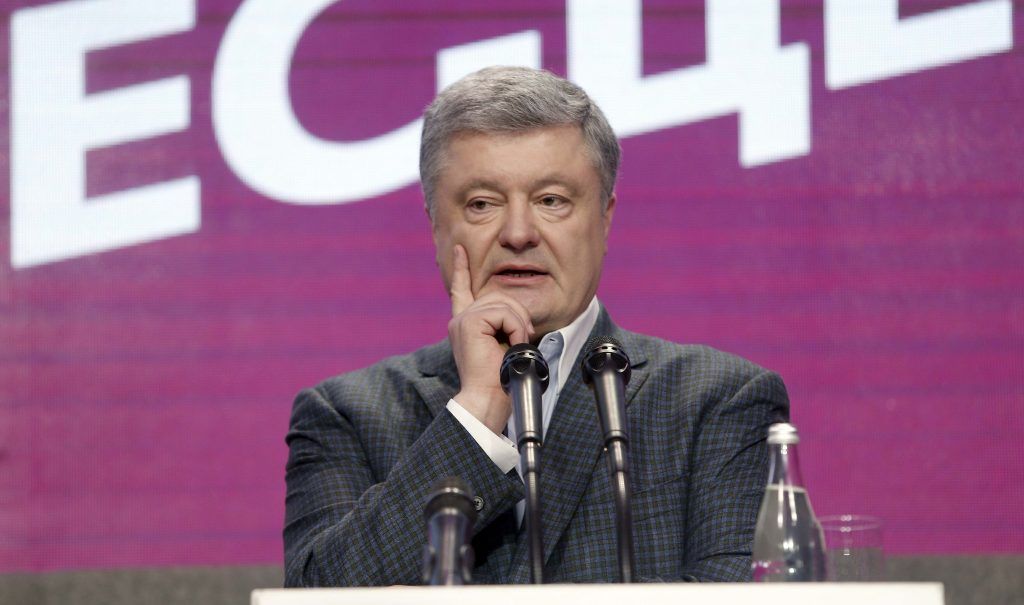 Пиво, ігри, Лещенко, напруга: як реагували на результати голосування у штабі Зеленського та Порошенка