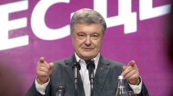 Пиво, ігри, Лещенко, напруга: як реагували на результати голосування у штабі Зеленського та Порошенка