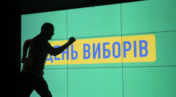 Пиво, ігри, Лещенко, напруга: як реагували на результати голосування у штабі Зеленського та Порошенка