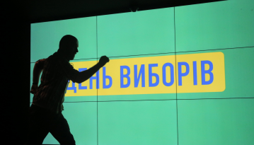 Пиво, ігри, Лещенко, напруга: як реагували на результати голосування у штабі Зеленського та Порошенка