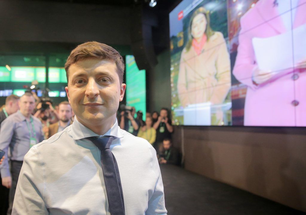 Пиво, ігри, Лещенко, напруга: як реагували на результати голосування у штабі Зеленського та Порошенка