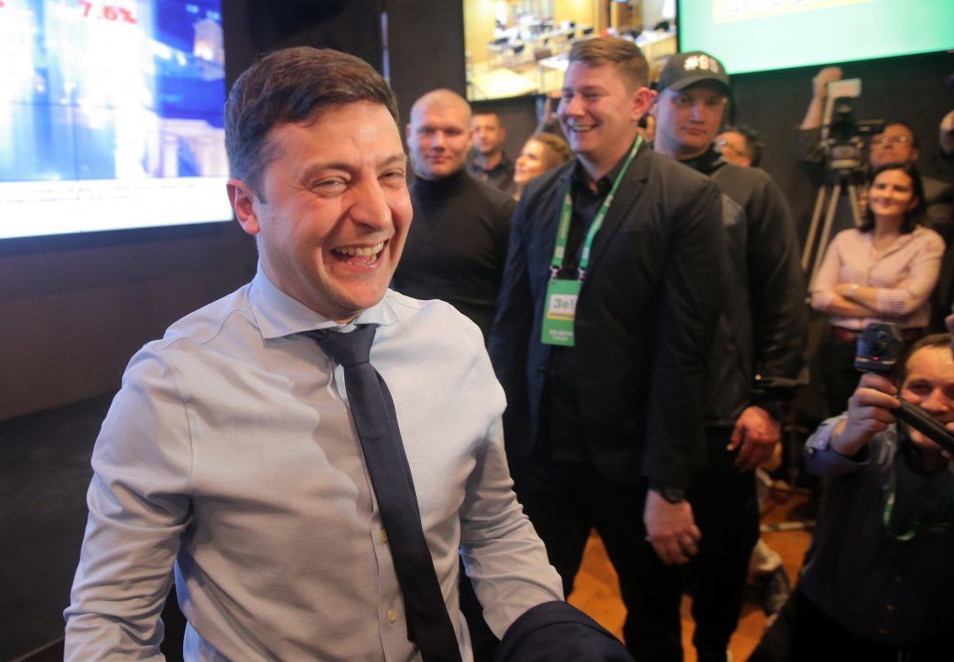 Пиво, ігри, Лещенко, напруга: як реагували на результати голосування у штабі Зеленського та Порошенка