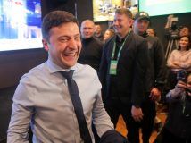 Пиво, ігри, Лещенко, напруга: як реагували на результати голосування у штабі Зеленського та Порошенка