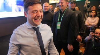Пиво, ігри, Лещенко, напруга: як реагували на результати голосування у штабі Зеленського та Порошенка