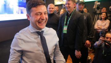 Пиво, ігри, Лещенко, напруга: як реагували на результати голосування у штабі Зеленського та Порошенка