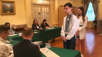 Українці почали голосувати у США: вибори у Вашингтоні "відкрила" молодь