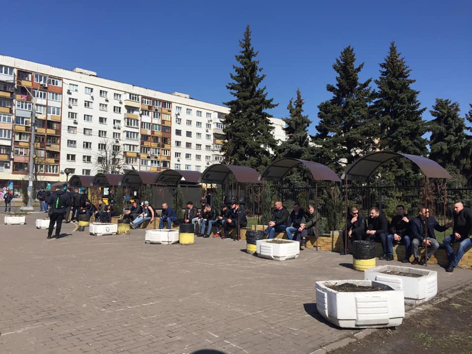 Біля ЦВК збираються групи невідомих "для охорони порядку»