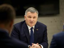 Аваков звинуватив Порошенка в підкупі виборців