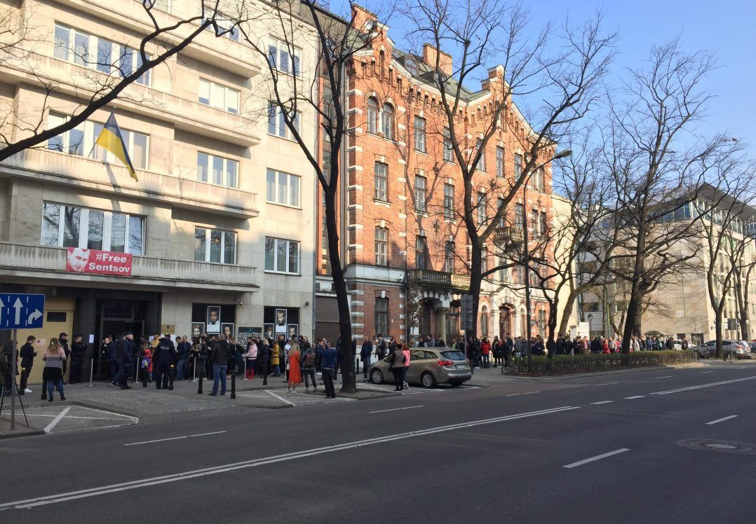 У Варшаві продовжили голосування після закриття дільниці: дуже багато людей