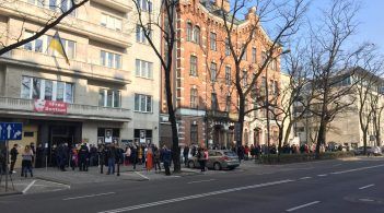 У Варшаві продовжили голосування після закриття дільниці: дуже багато людей