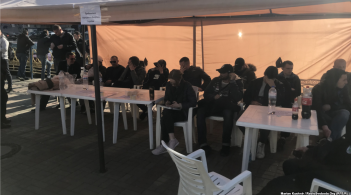 Під ЦВК побільшало молодиків, які гуртуються біля наметів "приймальня нардепа"