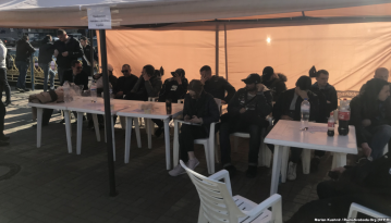 Під ЦВК побільшало молодиків, які гуртуються біля наметів "приймальня нардепа"