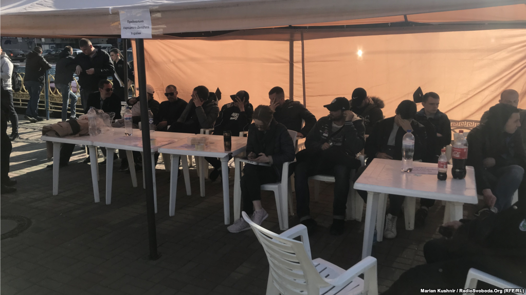 Під ЦВК побільшало молодиків, які гуртуються біля наметів "приймальня нардепа"