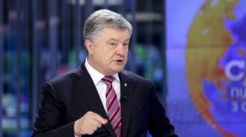 Poroshenko came to "1 + 1" and invited Zelensky to come to the debate. Candidates quarreled on the phone