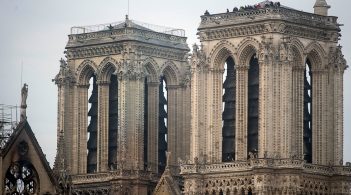 Тиждень у призмі: треш у судах, війна за «ПриватБанк» і нова торгівельна війна з РФ у фотографіях згорілого Норт-Даму