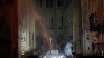 The fire in Notre Dame is extinguished: the walls and the altar have survived and will be restored