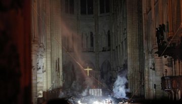 Пожежу в Нотр-Дамі загасили: стіни й вівтар уціліли – буде відбудова