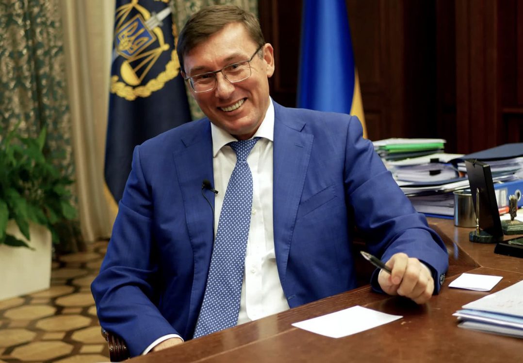 Луценко: "Чекаємо Януковича із нетерпінням, конвоєм і наручниками"