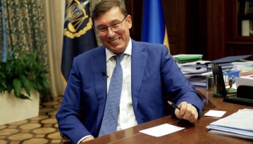 Луценко: "Чекаємо Януковича із нетерпінням, конвоєм і наручниками"
