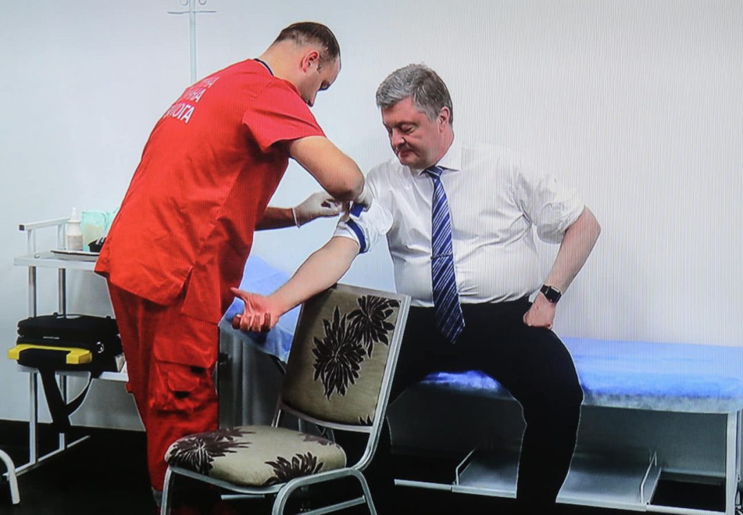Президент виконав обіцянку і здає аналізи
