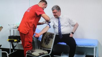 Президент виконав обіцянку і здає аналізи