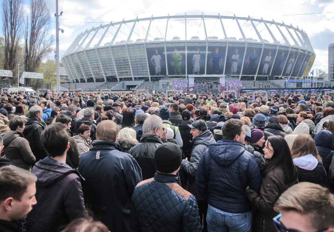 Українці збираються біля "Олімпійського", де мають відбутись дебати Порошенка та Зеленського (фото)