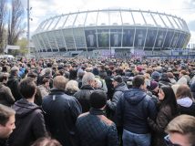 Українці збираються біля "Олімпійського", де мають відбутись дебати Порошенка та Зеленського (фото)