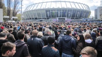 Українці збираються біля "Олімпійського", де мають відбутись дебати Порошенка та Зеленського (фото)