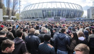 Українці збираються біля "Олімпійського", де мають відбутись дебати Порошенка та Зеленського (фото)