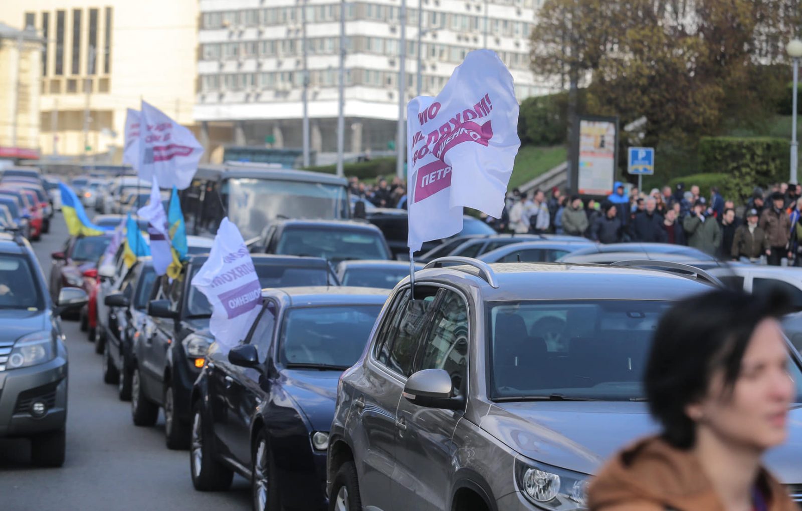Українці збираються біля «Олімпійського», де мають відбутись дебати Порошенка та Зеленського (фото)