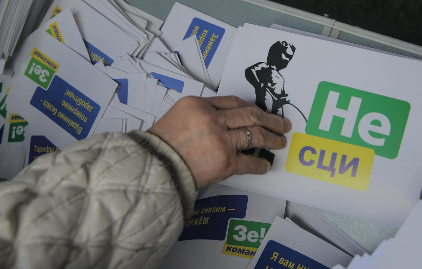 Українці збираються біля «Олімпійського», де мають відбутись дебати Порошенка та Зеленського (фото)