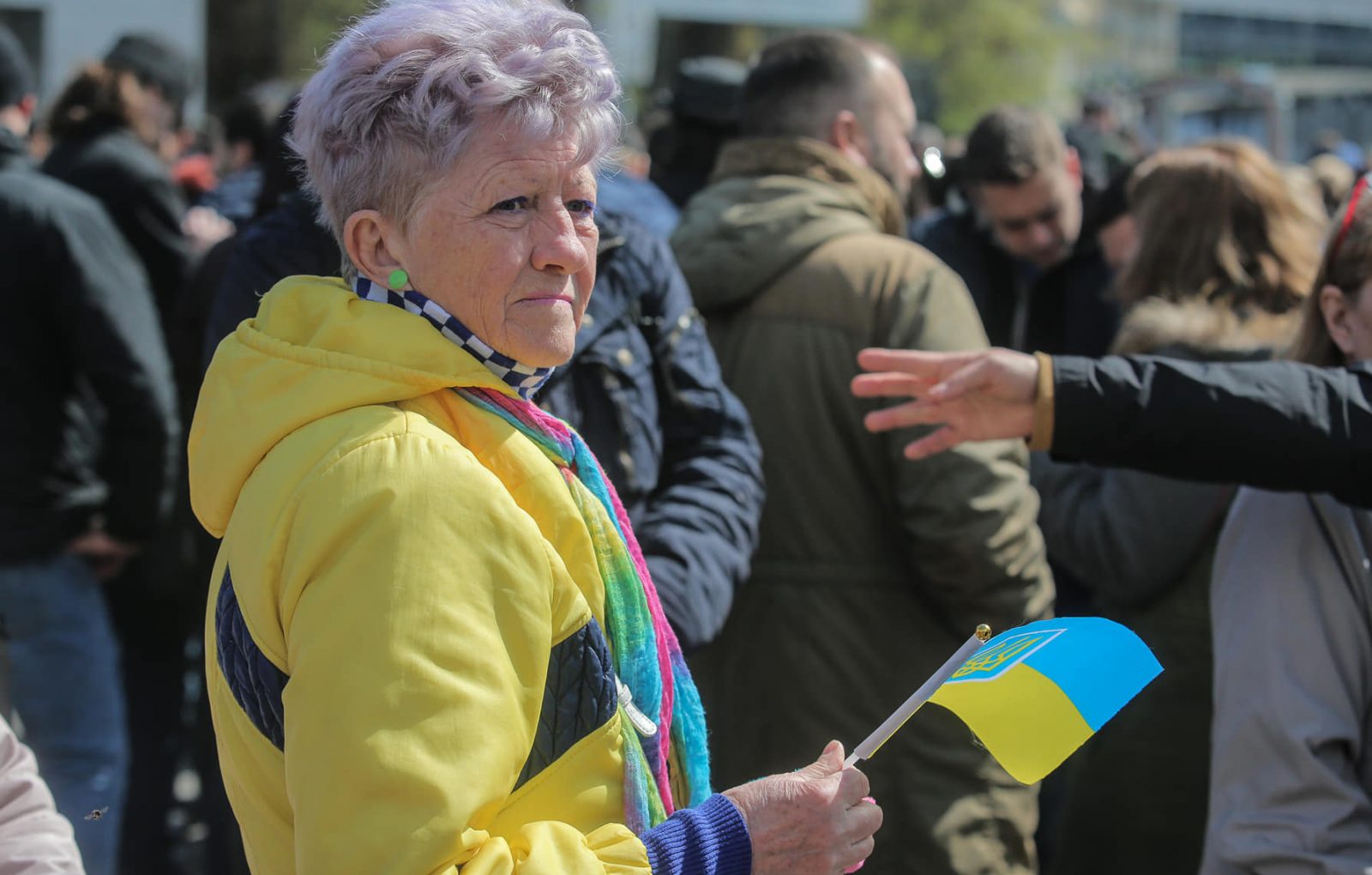 Українці збираються біля «Олімпійського», де мають відбутись дебати Порошенка та Зеленського (фото)