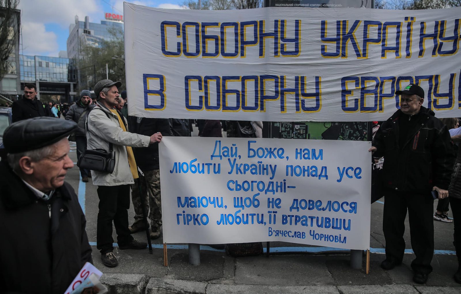 Українці збираються біля «Олімпійського», де мають відбутись дебати Порошенка та Зеленського (фото)
