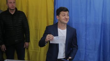 Зеленський проголосував: ішов на дільницю під реп-музику