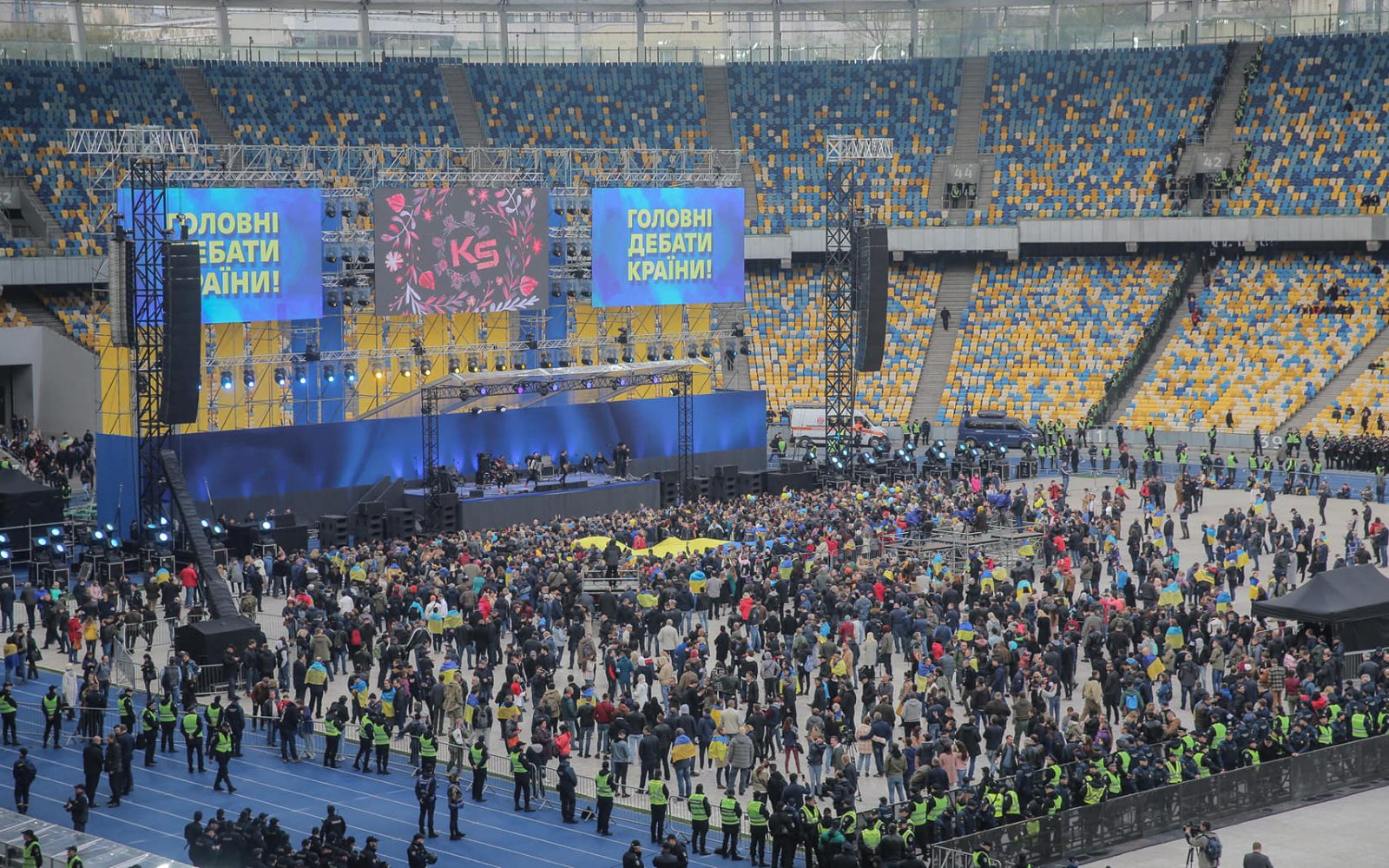 На «Олімпійському» почалися дебати Порошенка та Зеленського: ведемо текстову трансляцію