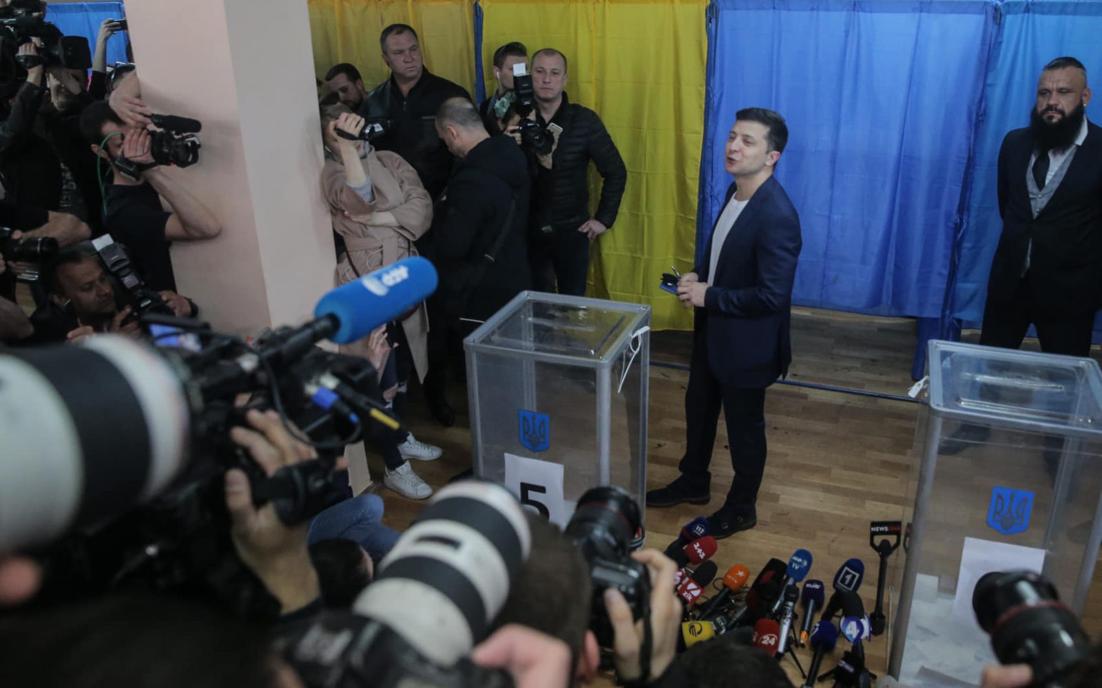 Зеленський проголосував: ішов на дільницю під реп-музику